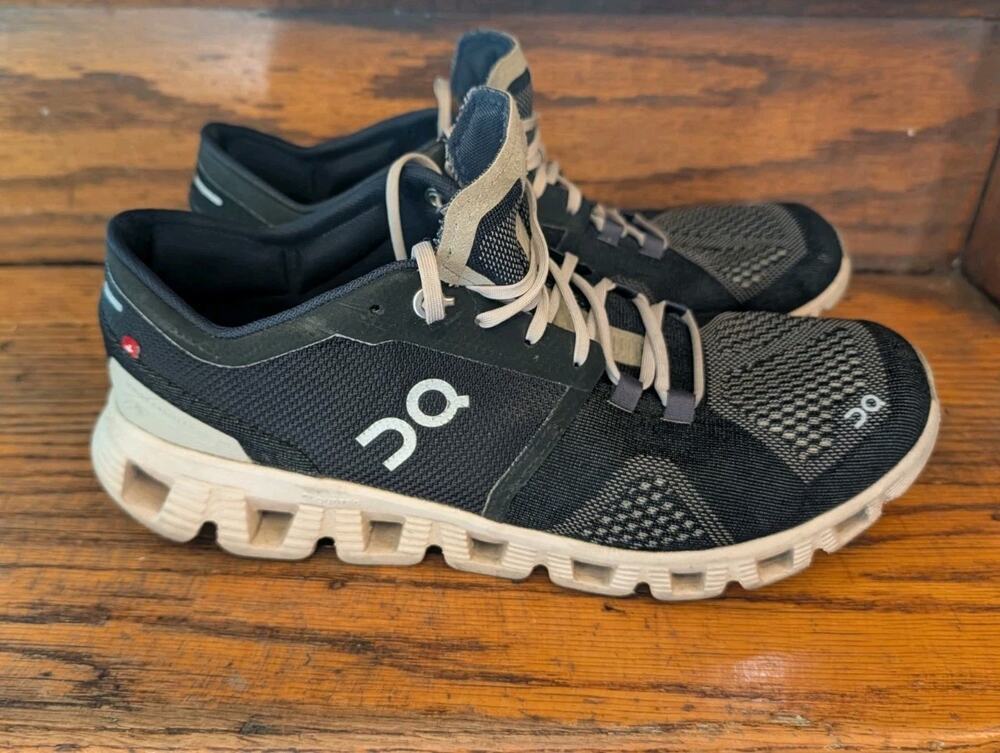 On Cloud X Swiss Engineering Helion Women’s Size 9 Running Shoes Black Pearl